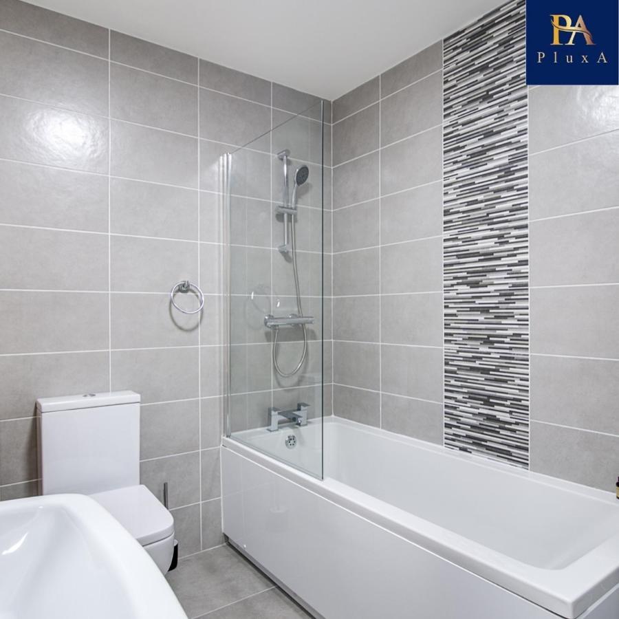 Fully Private & Free Parking - Pluxa Silken Grey Apartment *