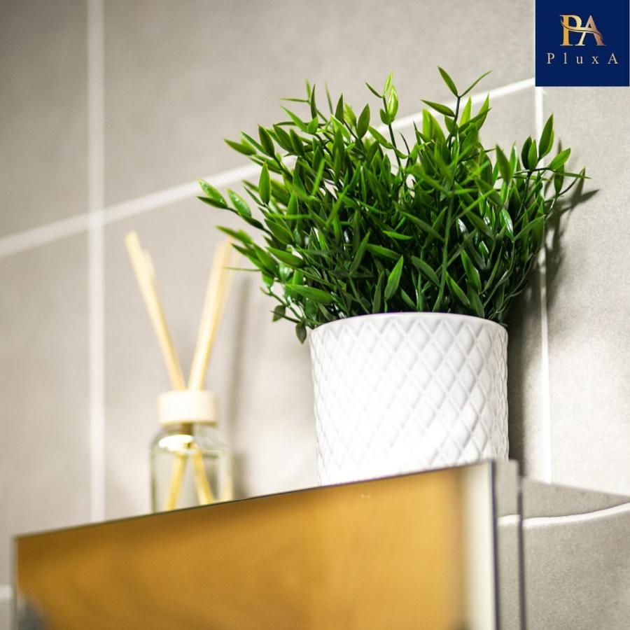 Fully Private & Free Parking - Pluxa Silken Grey *