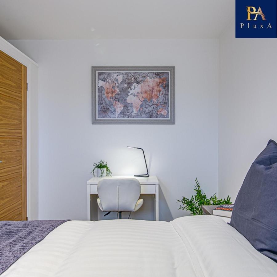 Fully Private & Free Parking - Pluxa Silken Grey