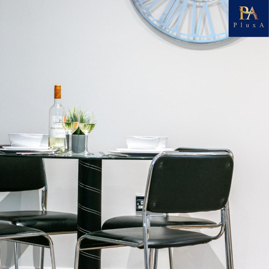 Fully Private & Free Parking - Pluxa Silken Grey Apartment *