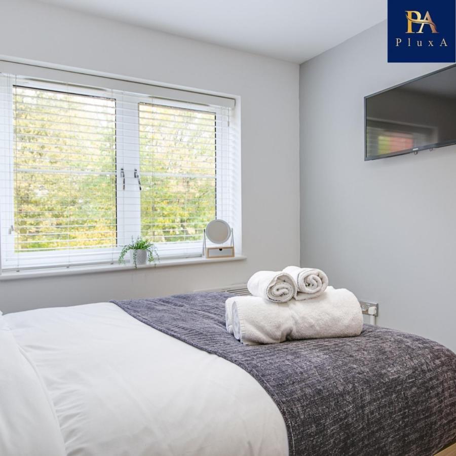 Fully Private & Free Parking - Pluxa Silken Grey