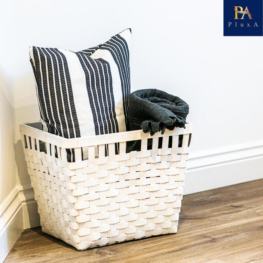 Fully Private & Free Parking - Pluxa Silken Grey