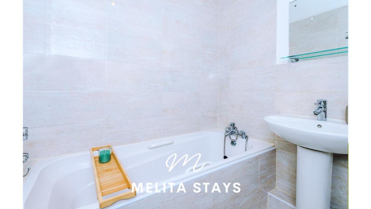 Apartment Spacious And Stylish 2 Bedroom *