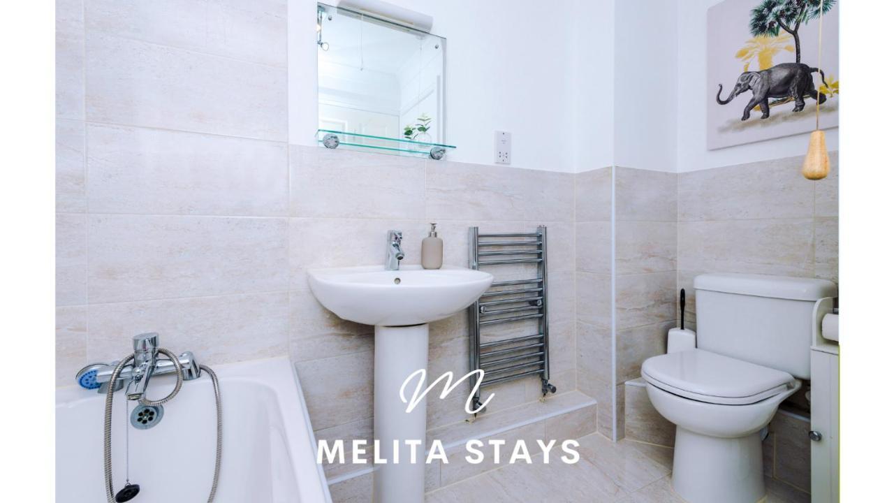 Spacious And Stylish 2 Bedroom Apartment *