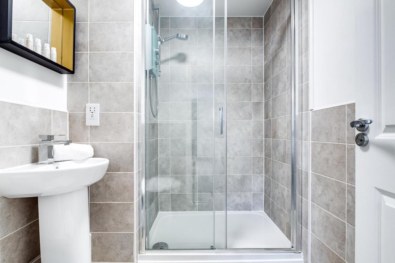 Spacious 4 Bed 2 Bath With Free Gated Parking Apartment