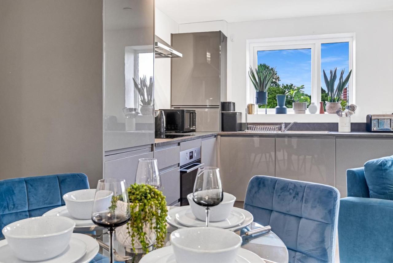 Apartment Spacious 4 Bed 2 Bath With Free Gated Parking *