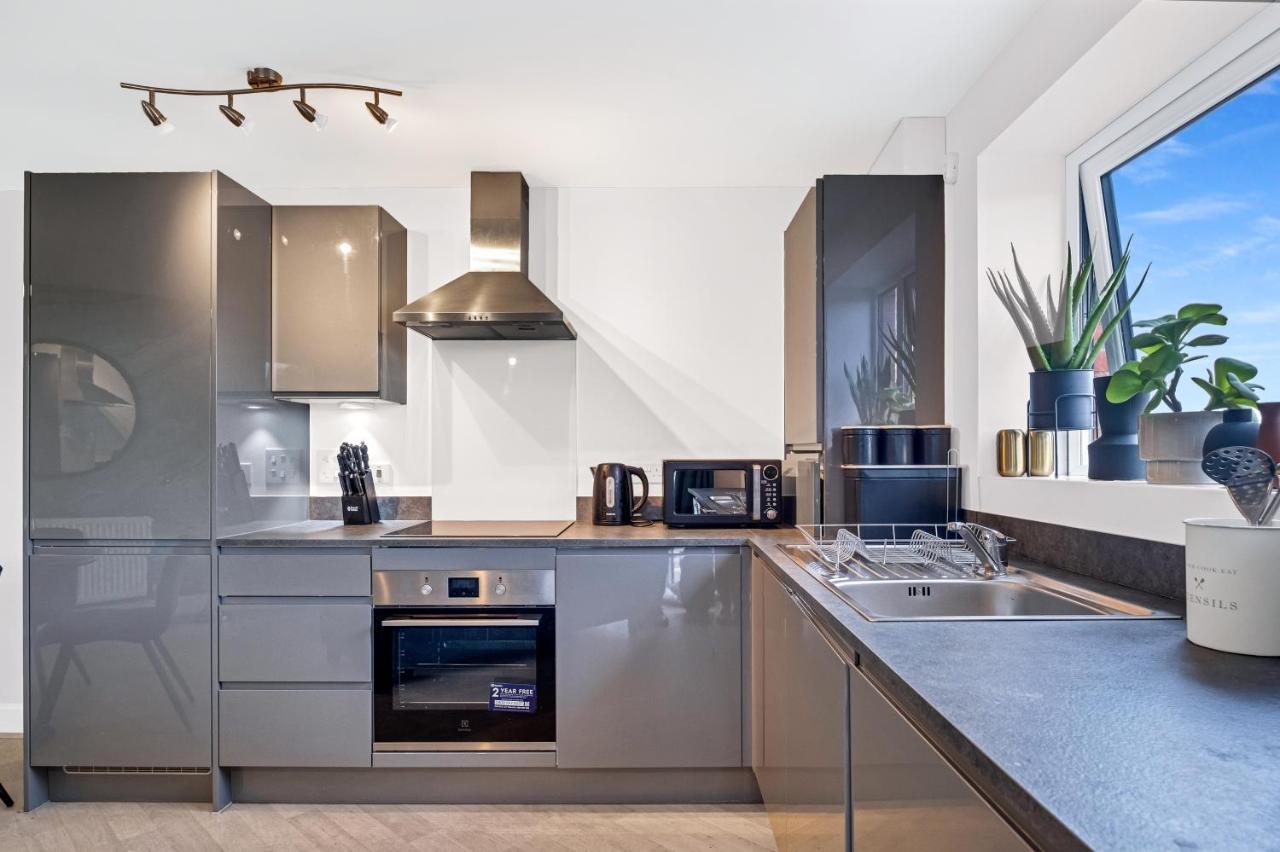 Spacious 4 Bed 2 Bath With Free Gated Parking *