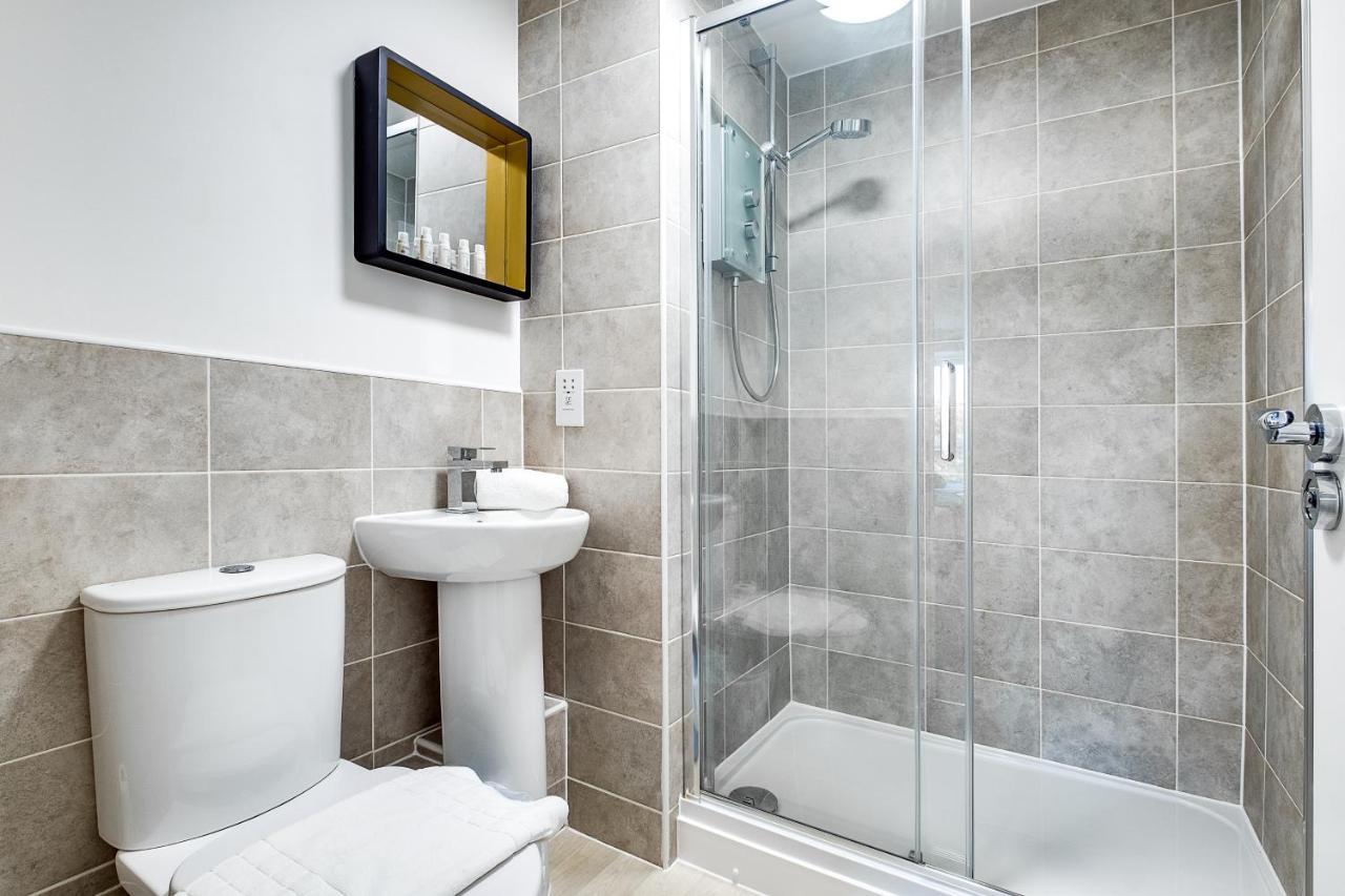 Spacious 4 Bed 2 Bath With Free Gated Parking