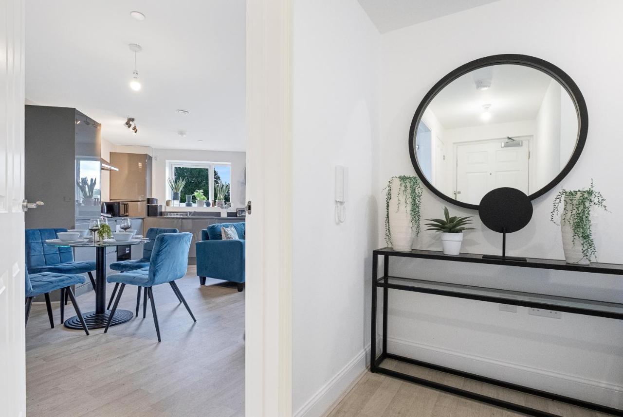 Spacious 4 Bed 2 Bath With Free Gated Parking Apartment *