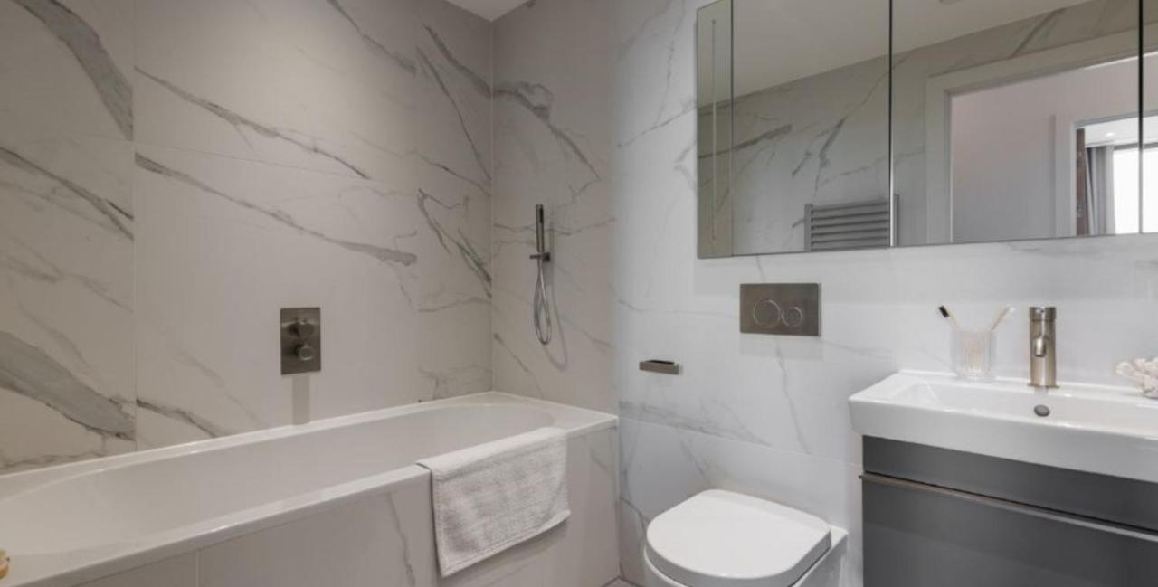 The Mercian - 3bdr Luxury Penthouse -24 Hr Gym - Private Terrace Apartment *