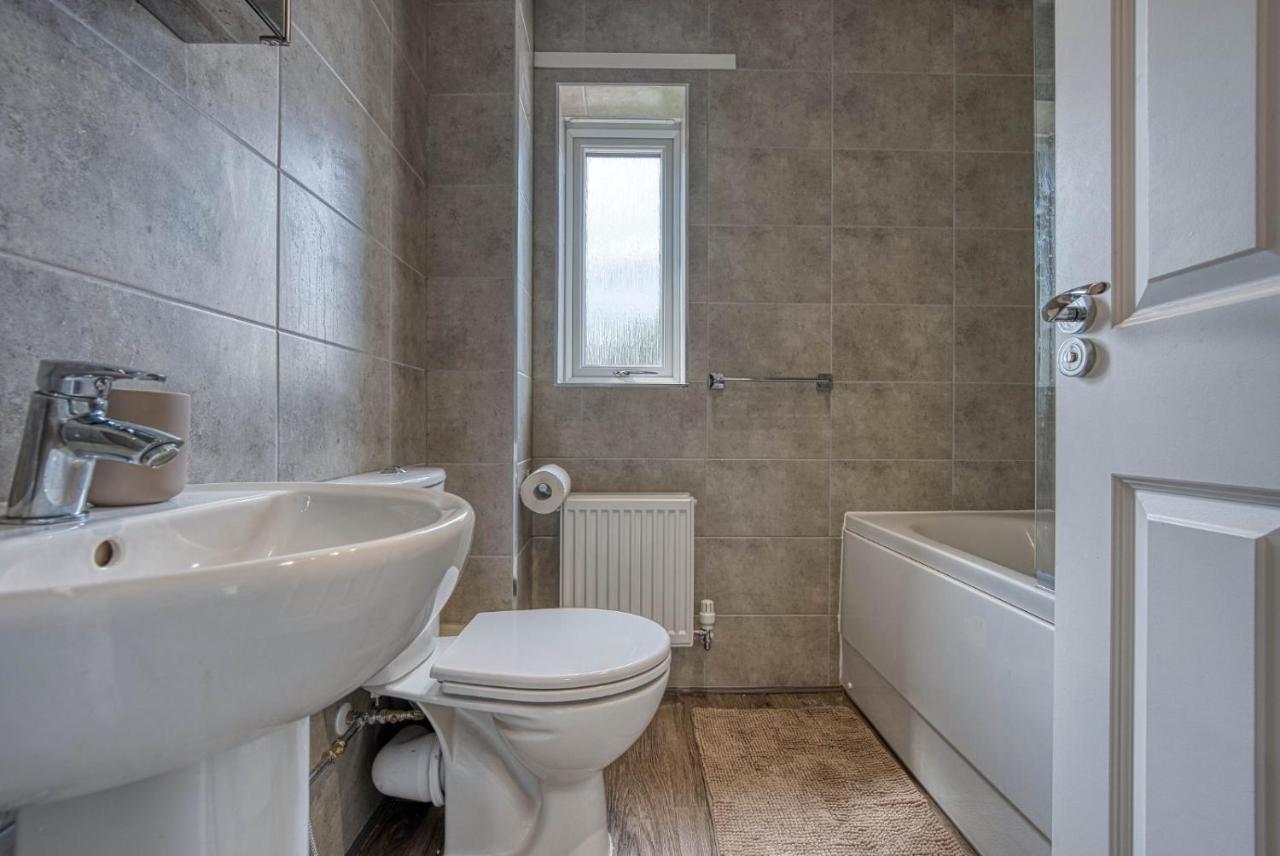 Spacious 4 Bedroom House W/parking