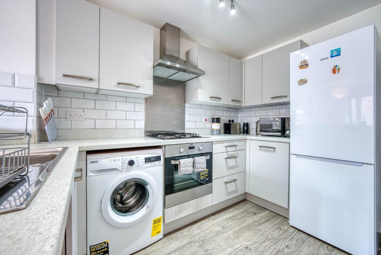Spacious 4 Bedroom House W/parking * Birmingham