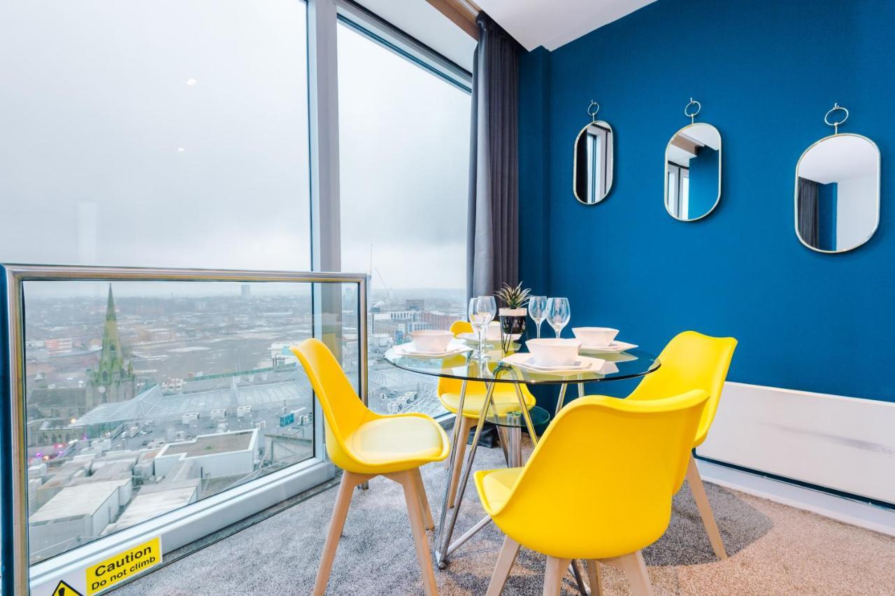 Luxury Centre Panorama: Professional's Haven Apartment