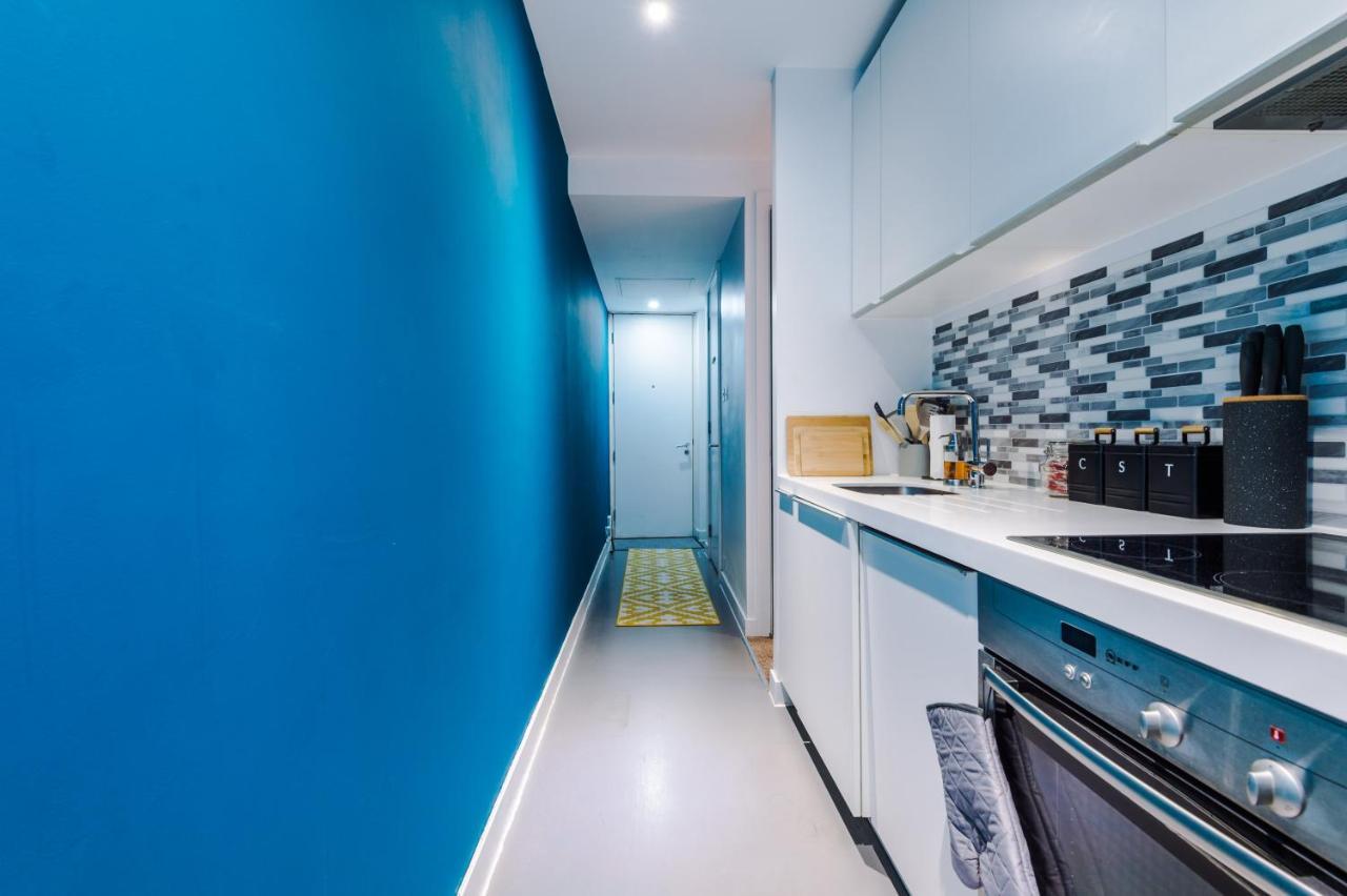 Luxury Centre Panorama: Professional's Haven Apartment