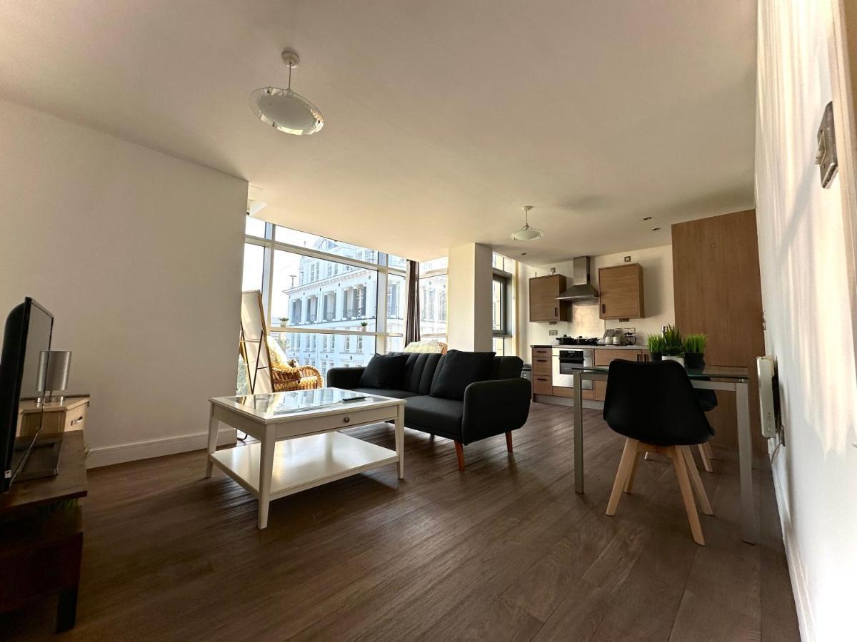 Prime Location Stunning Floor-to-ceiling Windows Apartment Birmingham