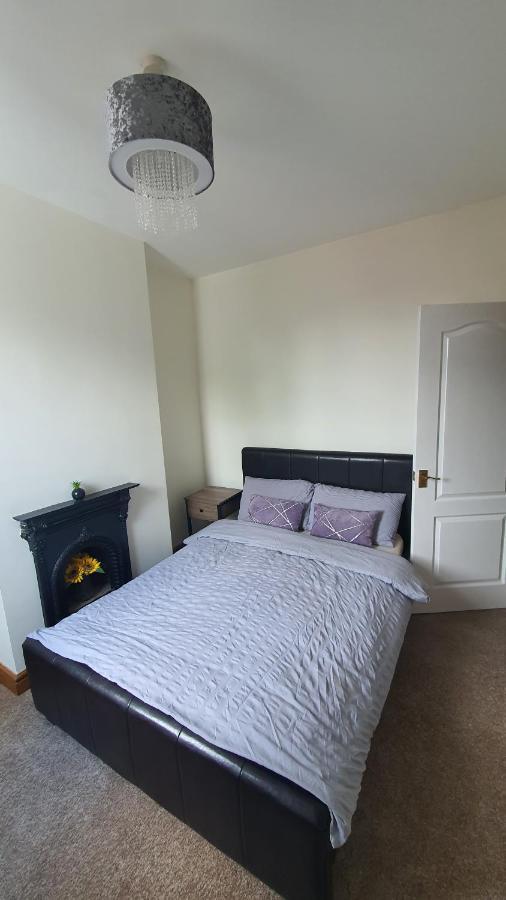 Spacious 2 Bedroom In Apartment *