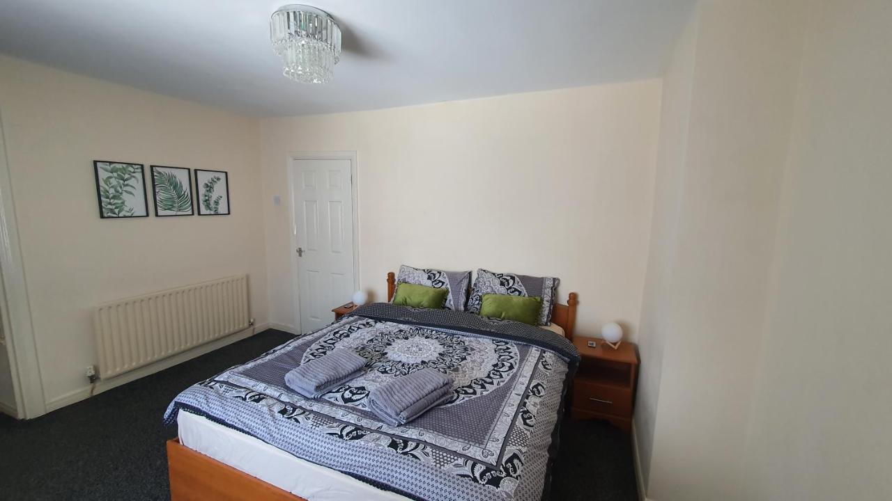 Spacious 3-bedroom In With Driveway Parking