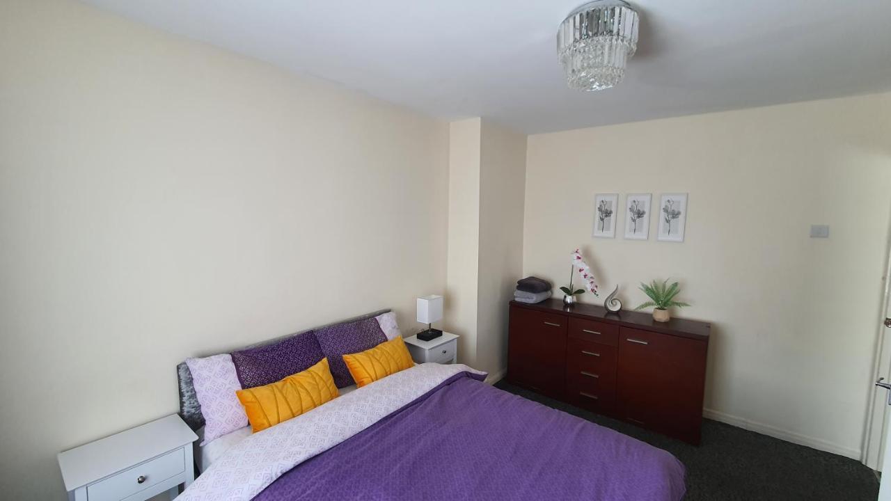 Spacious 3-bedroom In With Driveway Parking Birmingham