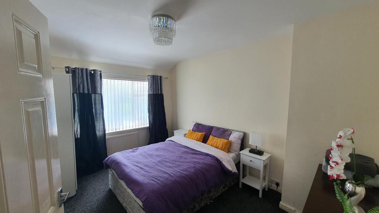 Spacious 3-bedroom In With Driveway Parking Apartment *