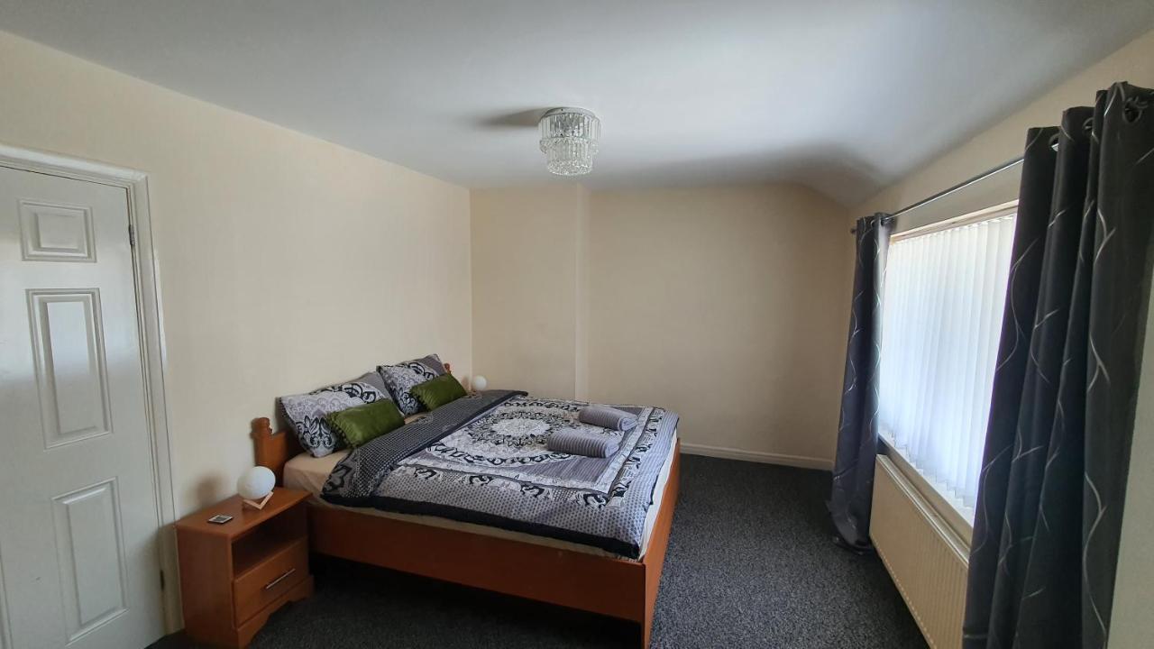Spacious 3-bedroom In With Driveway Parking Apartment *