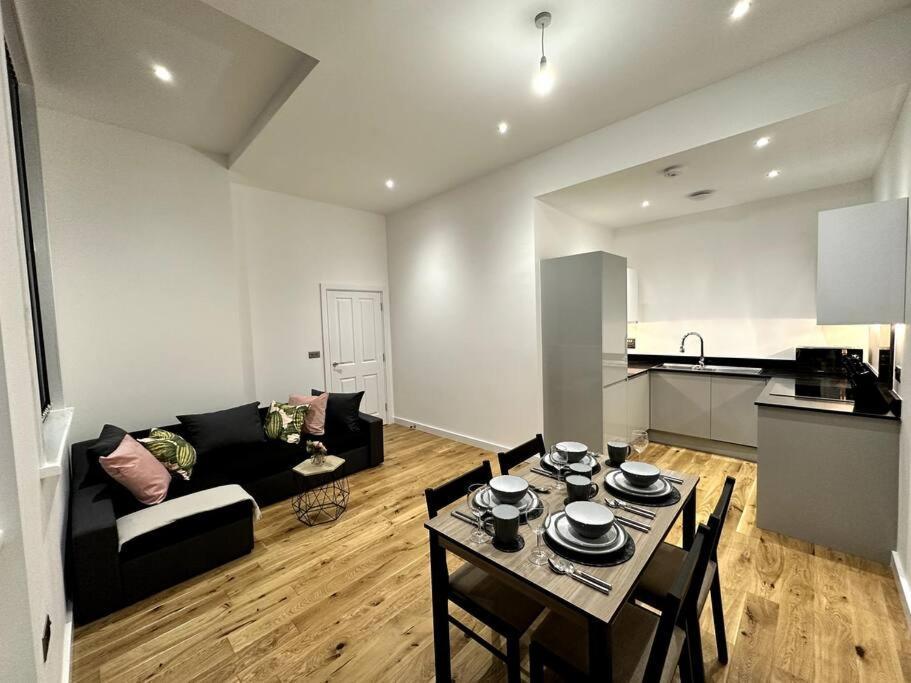 Spacious And Elegant Apartment *
