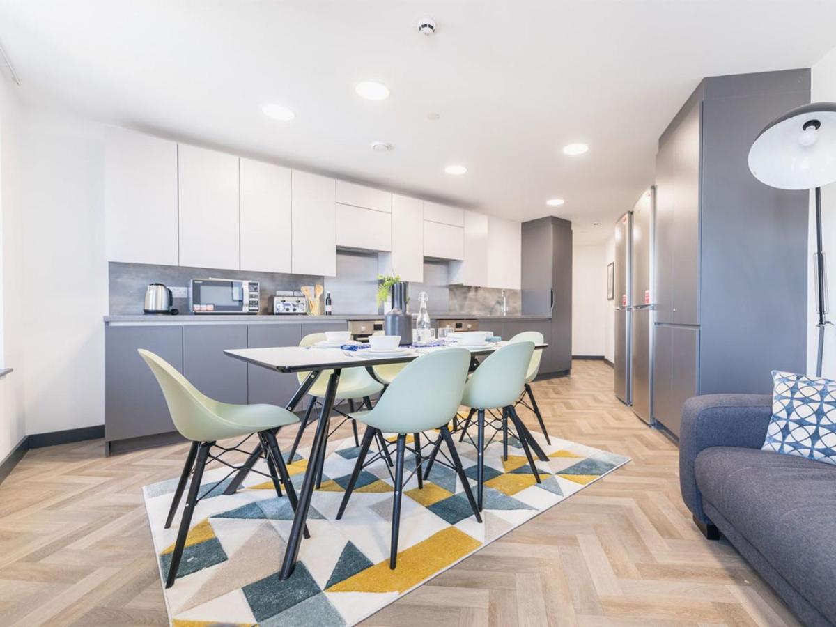 Ensuite Bedrooms With Shared Kitchen At Onyx Located In Apartment *