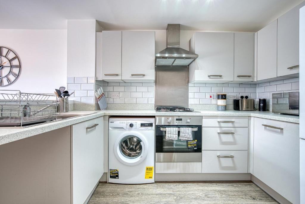 Holiday home Spacious 4 Bedroom House W/parking *