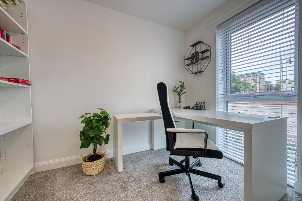 Spacious 4 Bedroom House W/parking Birmingham