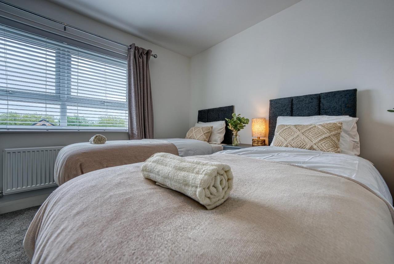 Spacious 4 Bedroom House W/parking Holiday home *