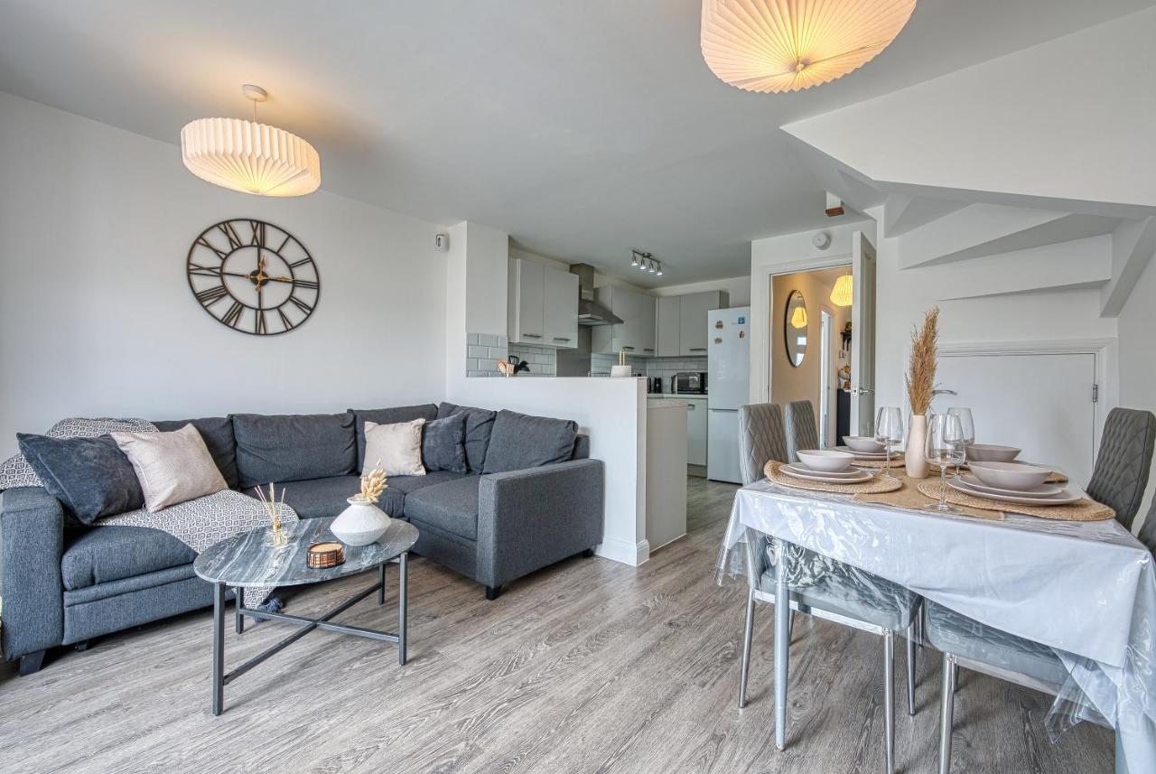 Spacious 4 Bedroom House W/parking *