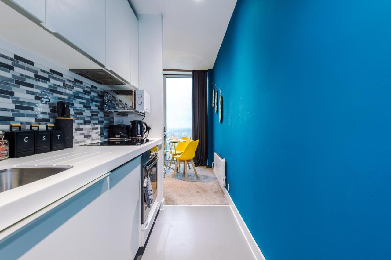 Luxury Centre Panorama: Professional's Haven Apartment