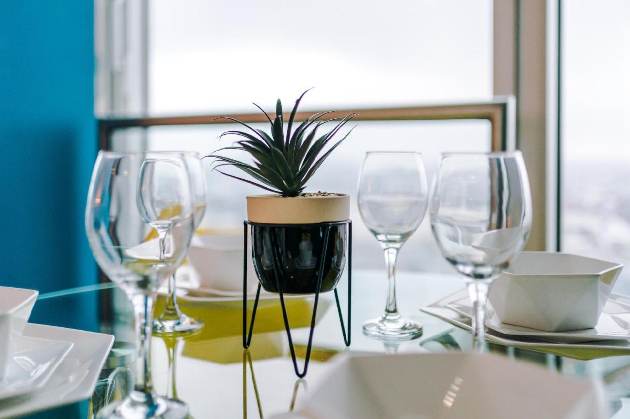 Luxury Centre Panorama: Professional's Haven Apartment