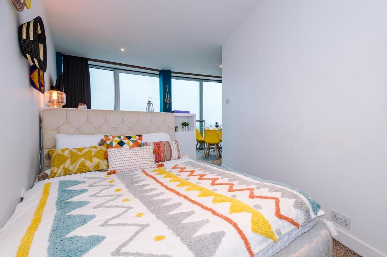 Luxury Centre Panorama: Professional's Haven Apartment