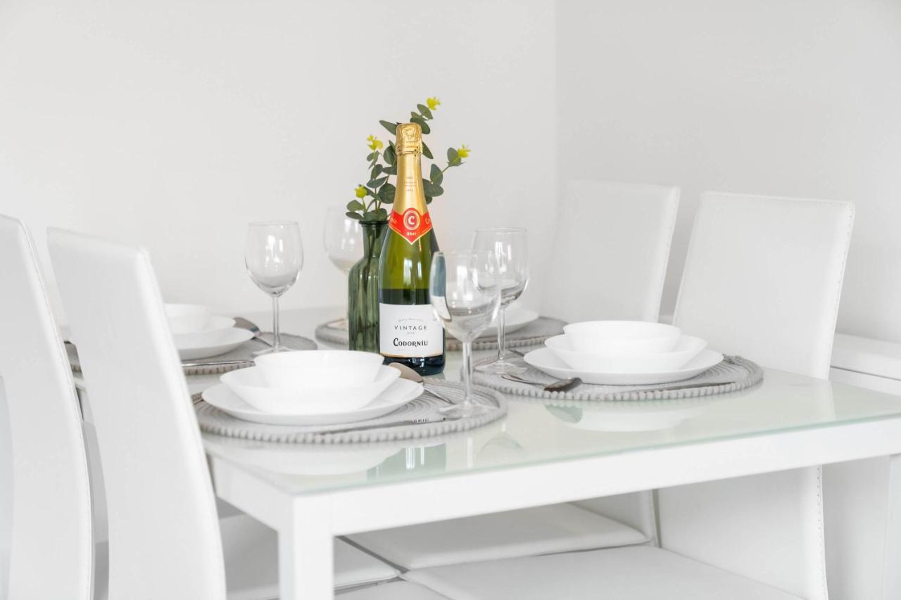 Luxury Two Bed - Parking - Smart Tv - Wifi Apartment