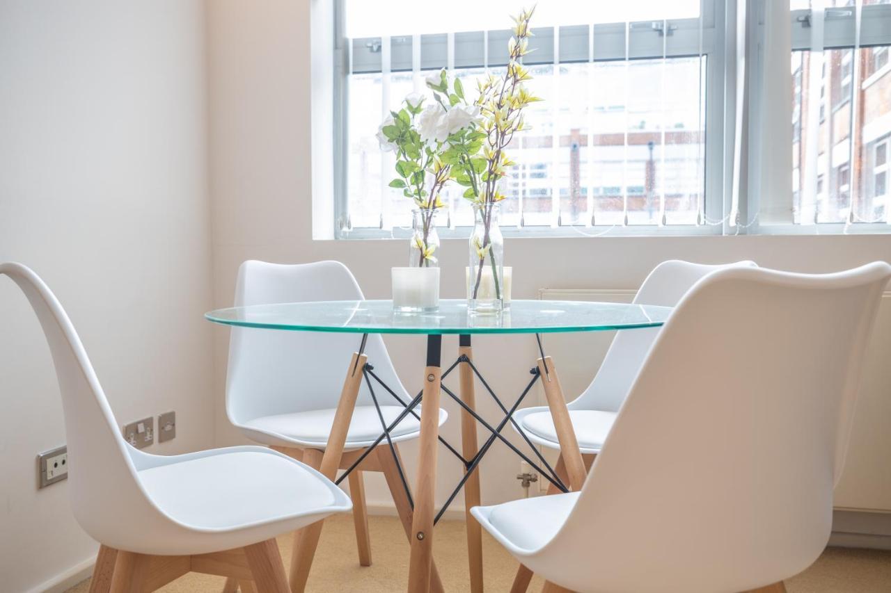 Modern 1 Bedroom Apartment *