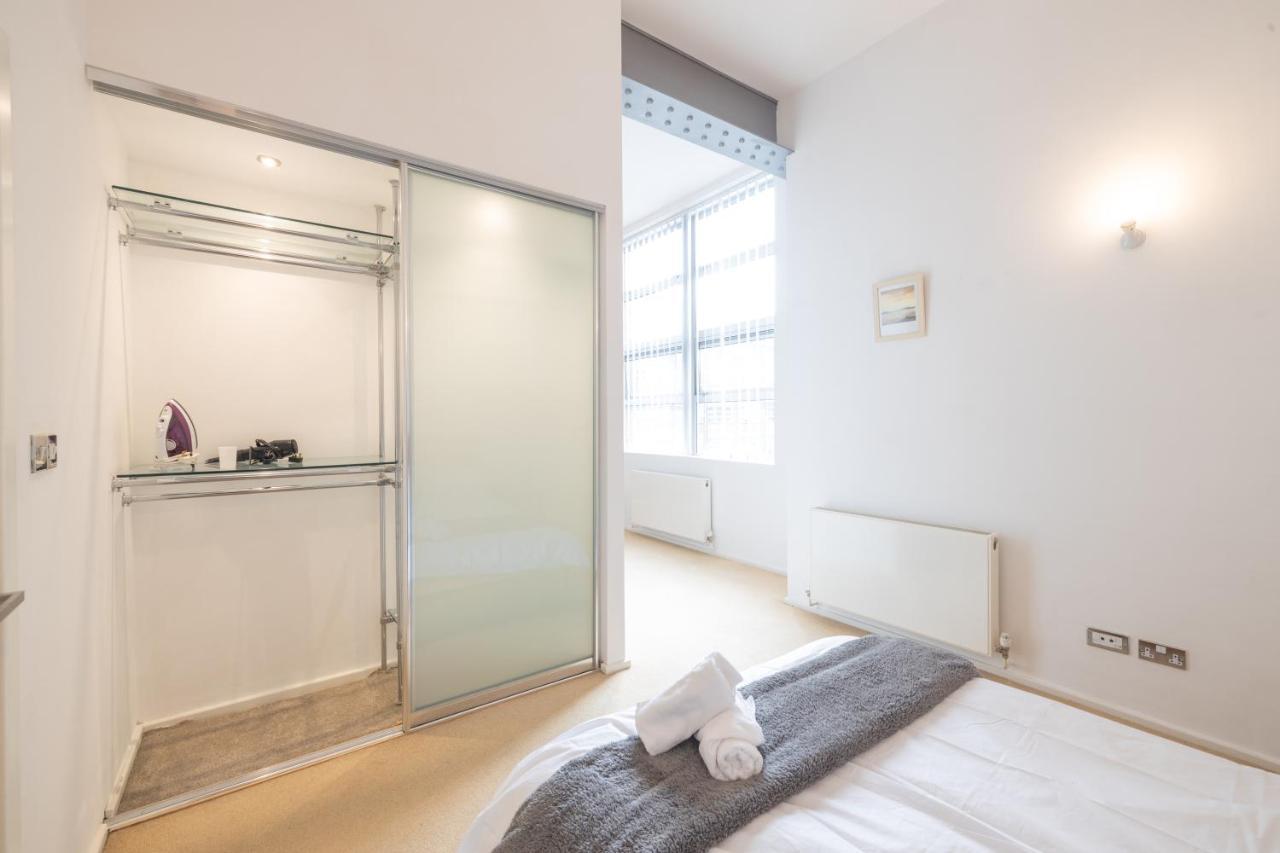 Modern 1 Bedroom Apartment *