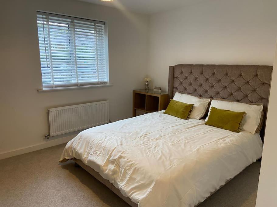 2 Bedroom Private Spacious In West Midlands Apartment *