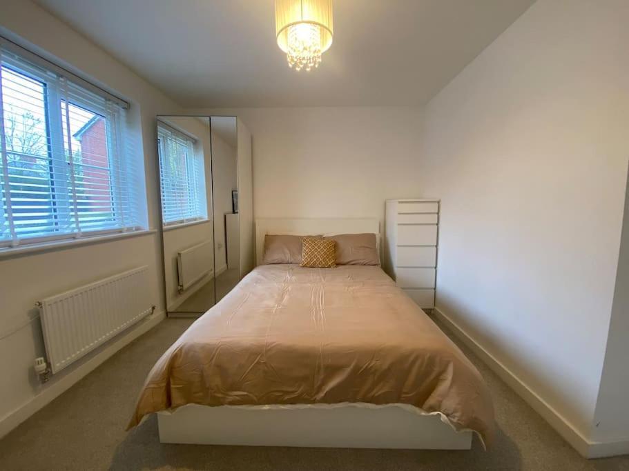 2 Bedroom Private Spacious In West Midlands
