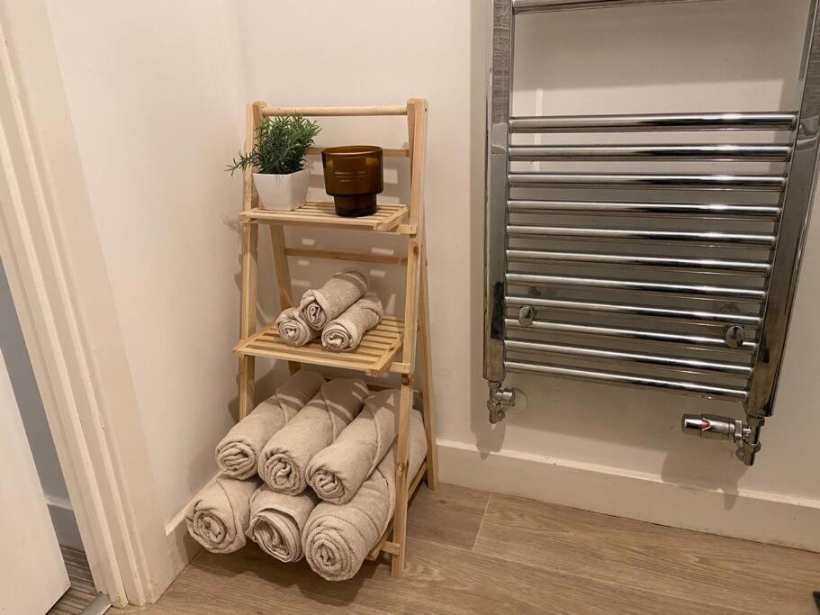 2 Bedroom Private Spacious In West Midlands Apartment