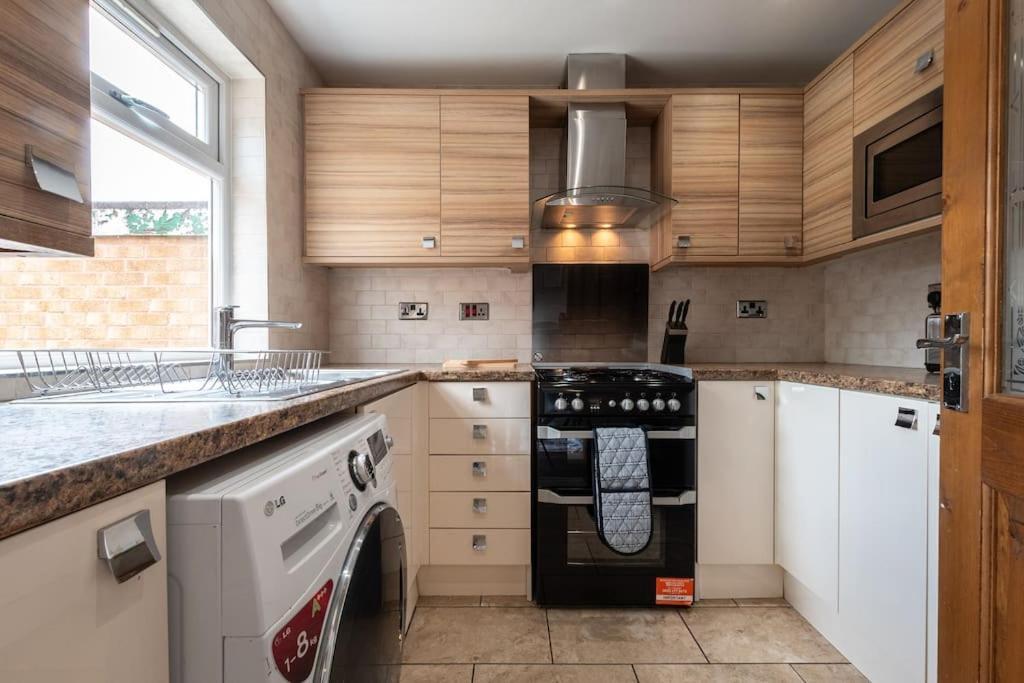 Andesine - 3 Bedroom House With Parking Holiday home