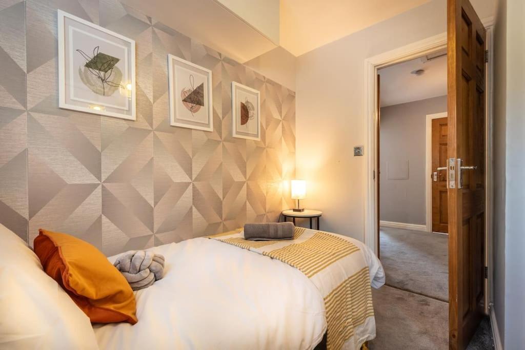 Andesine - 3 Bedroom House With Parking Birmingham