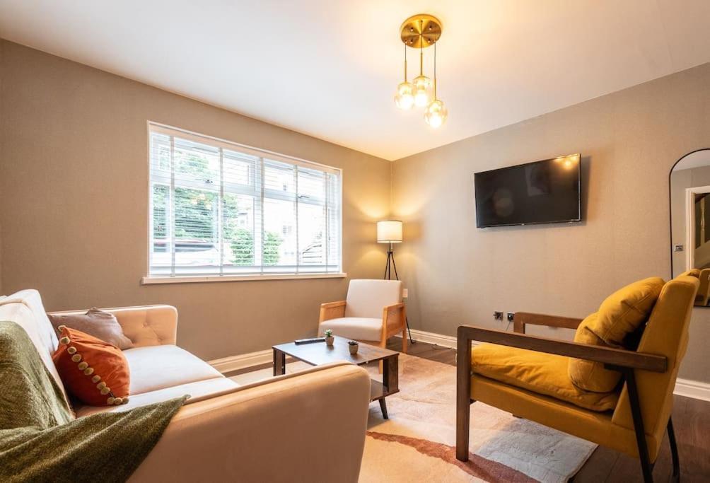 Andesine - 3 Bedroom House With Parking Holiday home Birmingham