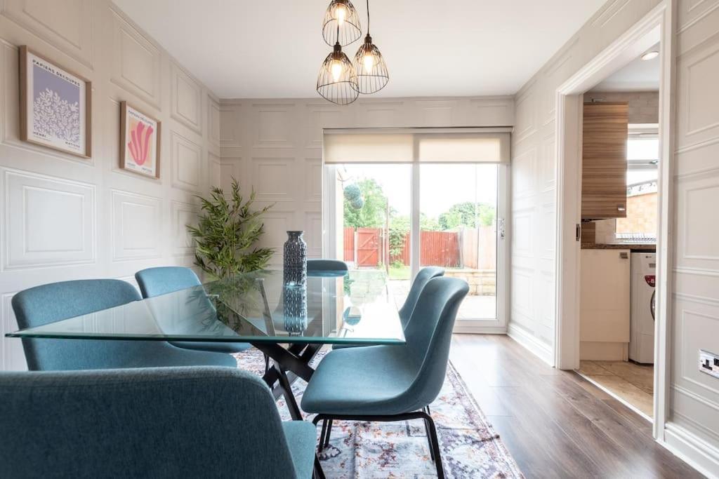 Andesine - 3 Bedroom House With Parking *