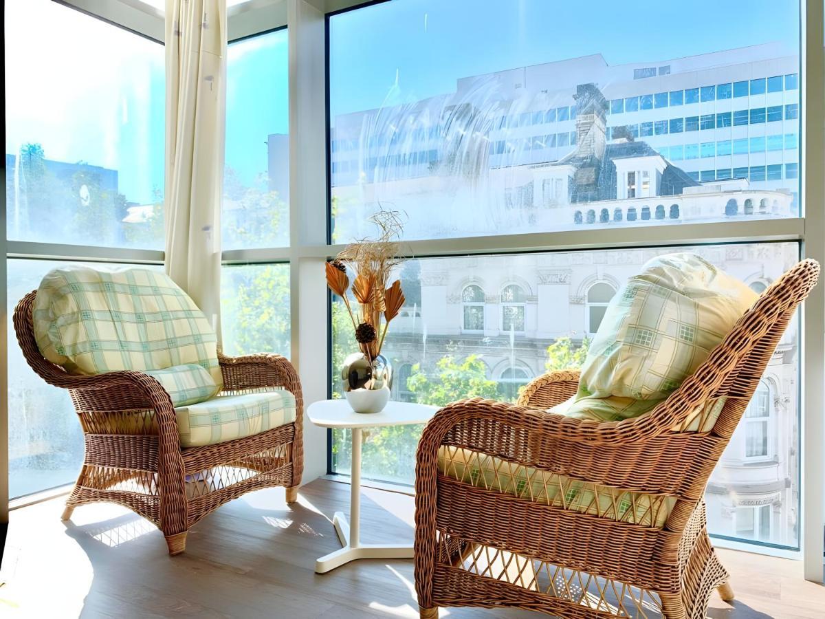 Prime Location Stunning Floor-to-ceiling Windows Apartment Birmingham