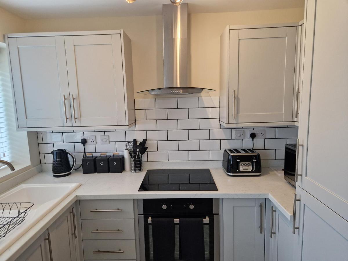 Stylish 2 Bedroom Sleeps 4 Contractors And Corporates Welcome Apartment *