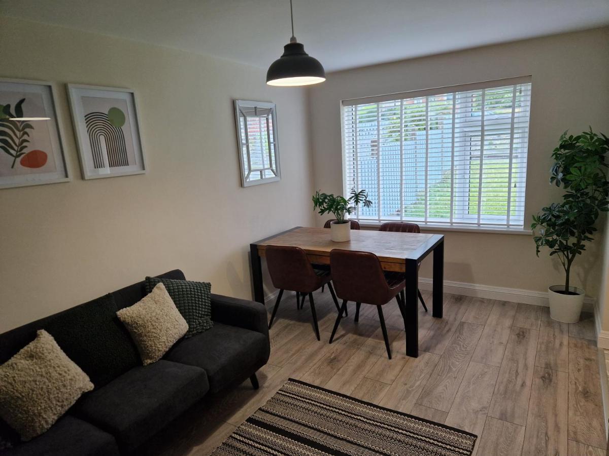 Stylish 2 Bedroom Sleeps 4 Contractors And Corporates Welcome Apartment *
