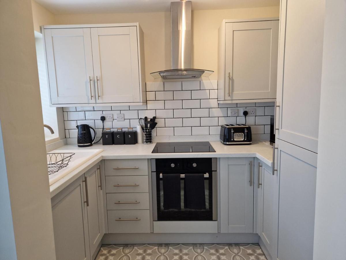 Stylish 2 Bedroom Sleeps 4 Contractors And Corporates Welcome