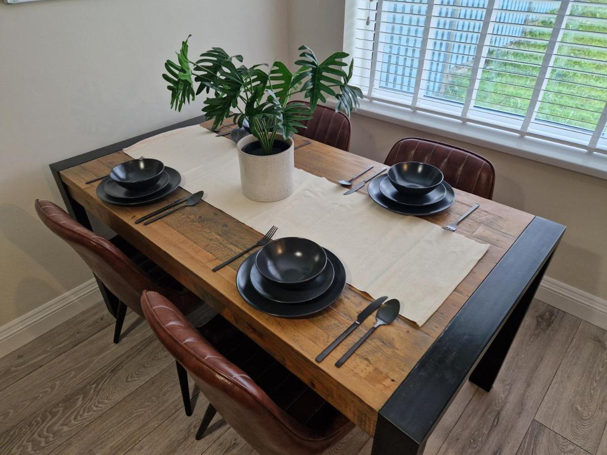 Stylish 2 Bedroom Sleeps 4 Contractors And Corporates Welcome Apartment *