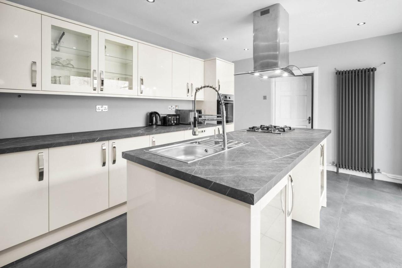 Perfect Detached For Families & Groups With Private Parking Birmingham