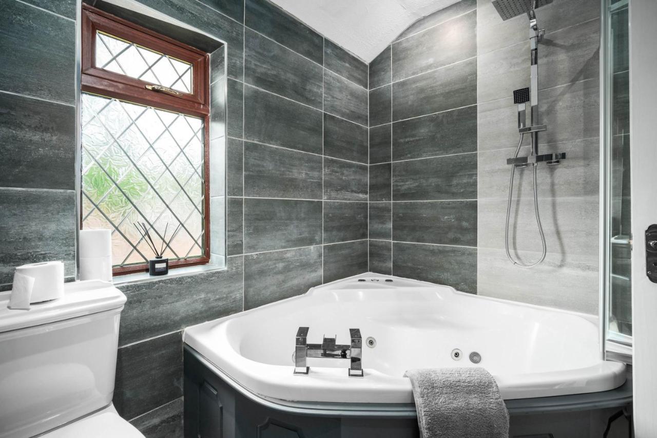 Perfect Detached For Families & Groups With Private Parking Birmingham